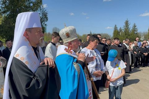 У день Пасхи архиєпископ-емерит Василій Семенюк очолив молитву за полеглих воїнів на Микулинецькому кладовищі