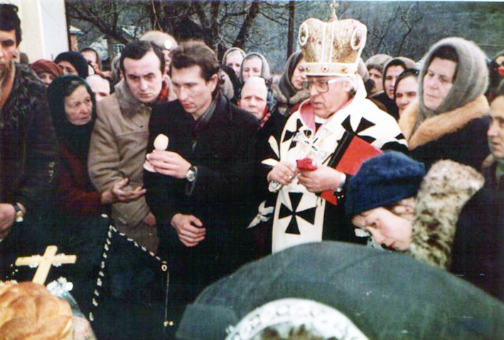 Владика Василик відправляє похорон підпільного церковного діяча владики Тимчука в Заліщиках, 1971 р.