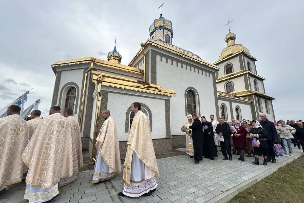 Єпископ Ярослав Приріз здійснив посвячення оновленого храму Покрова Пресвятої Богородиці в с. Хоросниця