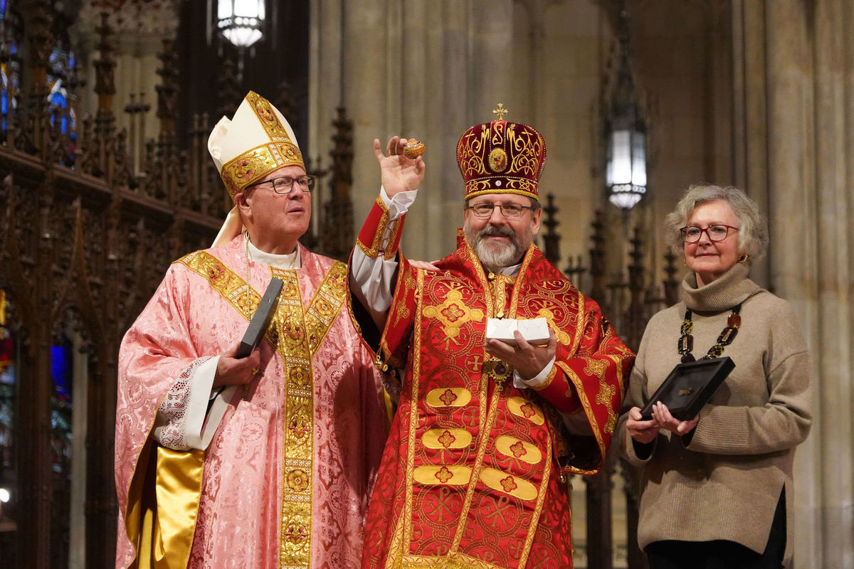 Блаженніший Святослав у Нью-Йорку дарує українську писанку кардиналу Тімоті Долану