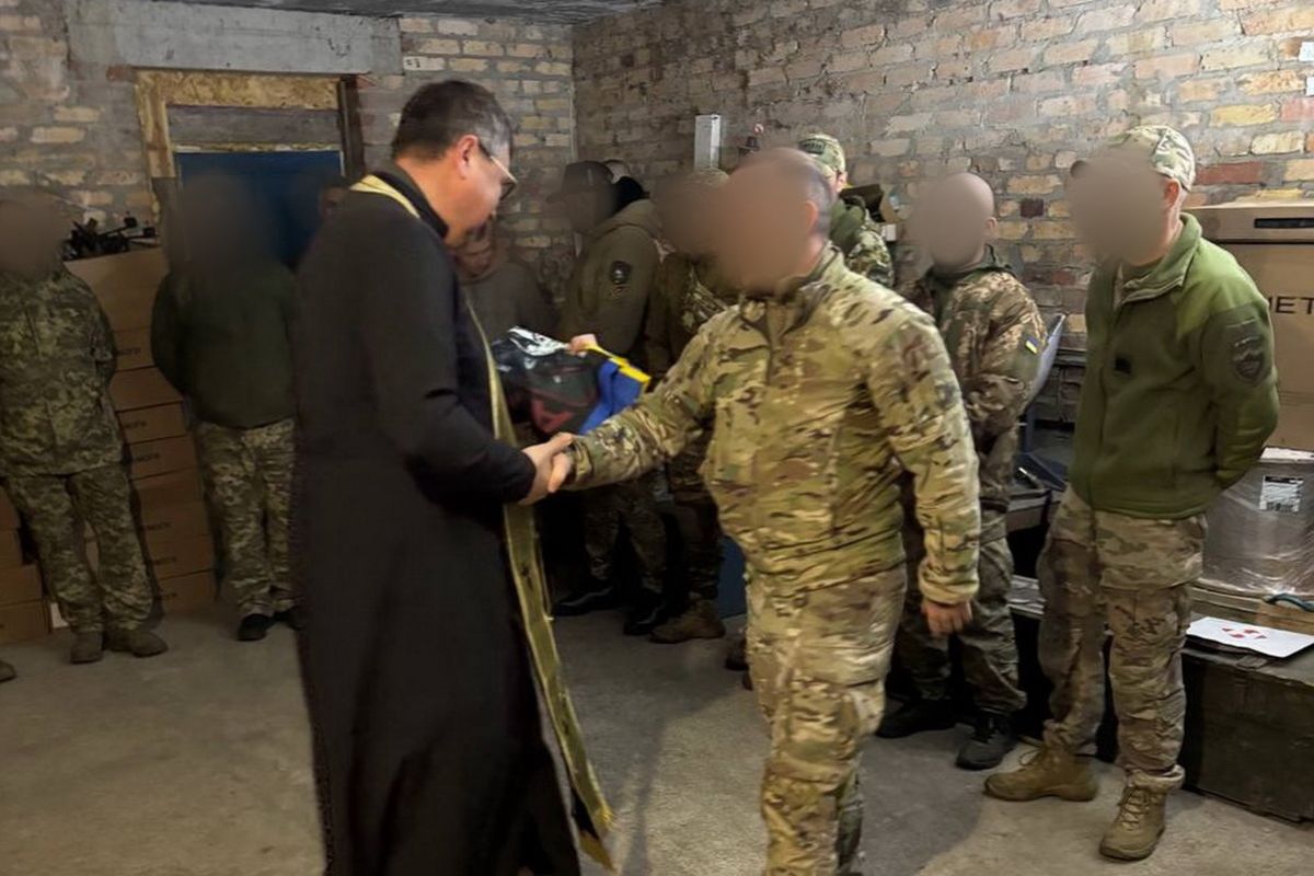 Капелани Тернопільсько-Зборівської архиєпархії передали військовим 5 евакуаційних авто під час духовної місії на фронт