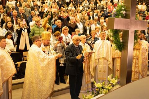 Єпископ Степан Сус освятив накупольний хрест греко-католицького храму у Фатімі