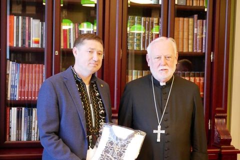 Архиєпископу Ґаллагеру у Львові подарували вишиванку. «Люди тут уважно слухають усе, що каже Папа»
