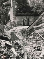 Отець Володимир Маланчук на руїнах, стоїть зліва.