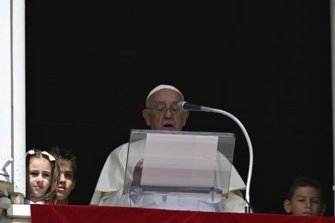 Папа закликав молитися на вервиці у жовтні за мир в Україні та за Синод