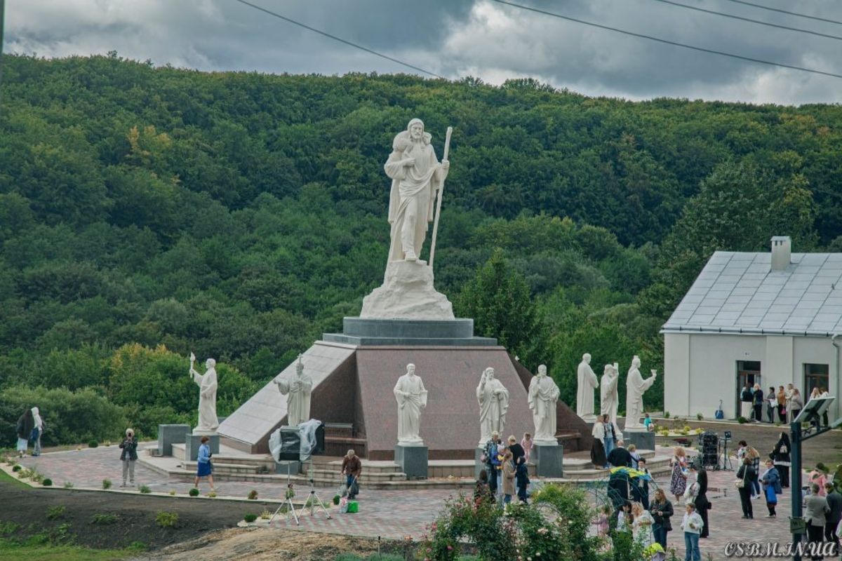 У Підгорецькому василіянському монастирі відбулося освячення пам’ятного комплексу «Ісус — Добрий пастир»