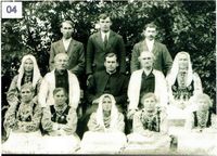 1930-ті рр. Третій ряд (стоїть посередині) Володимир Прийма, другий ряд (сидить посередині) о. Микола Вояковський