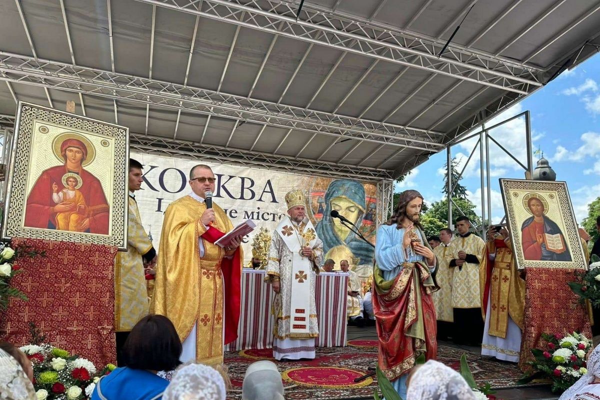 Владика Василь Тучапець очолив храмовий празник та з’їзд «Апостольства молитви» у Жовкві