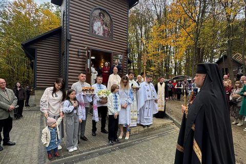 Єпископ Йосафат Мощич освятив новозбудовану каплицю та першу на Буковині Хресну дорогу