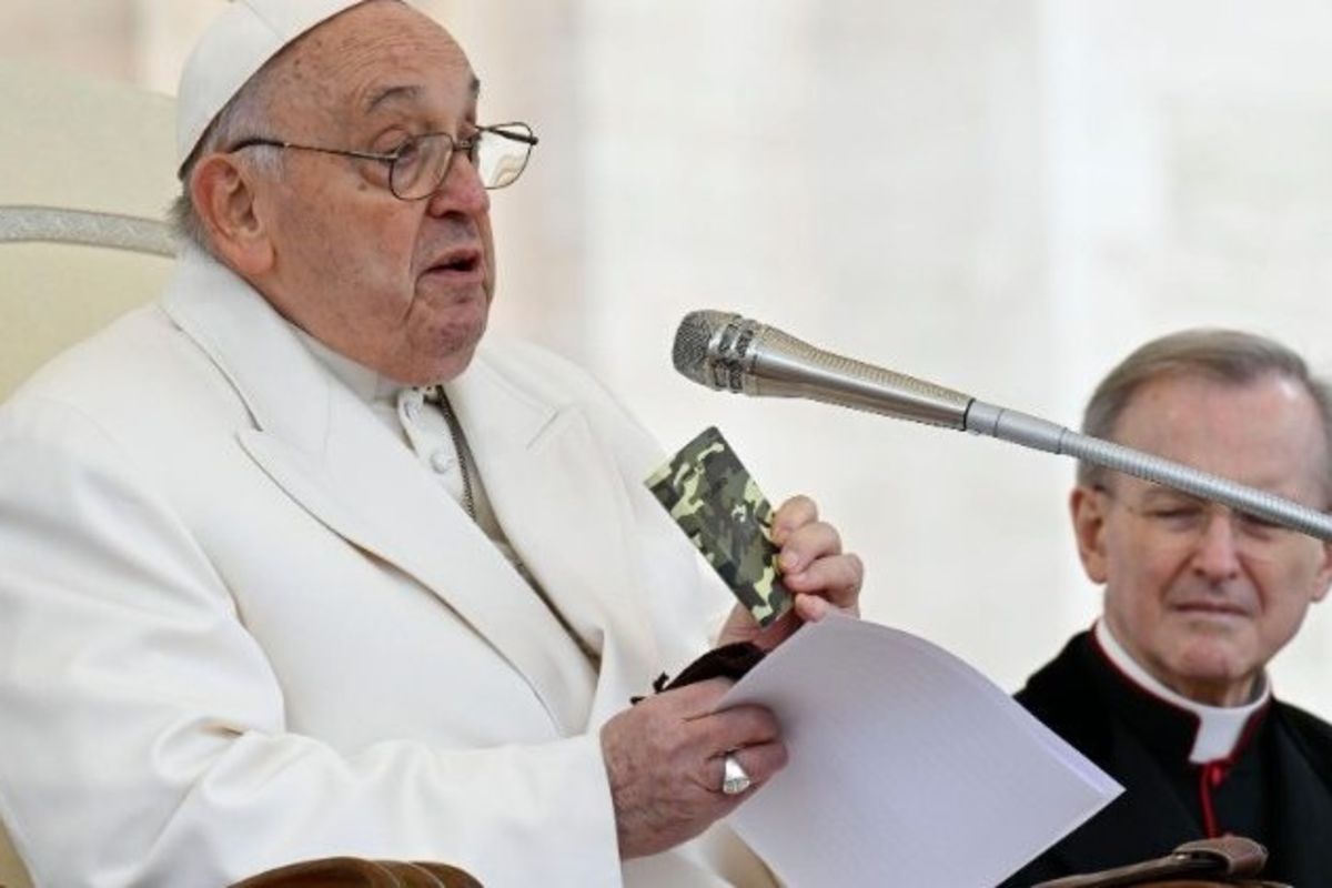 Папа, тримаючи у руках Новий Завіт загиблого в Україні воїна: «Помолімося за тих, що загинули в божевіллі війни в Україні»