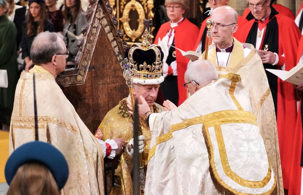 Король Чарльз III отримує корону Святого Едуарда під час церемонії коронації у Вестмінстерському абатстві, Лондон, 6 травня 2023 р. Джонатан Брейді (Jonathan Brady), PA Wire/AP