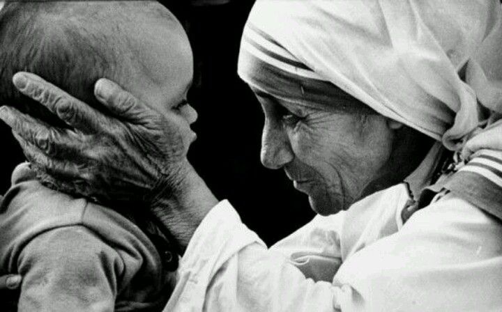 Мати Тереза з дитиною. Фото: взято з інтернет-ресурсу "Pinterest".