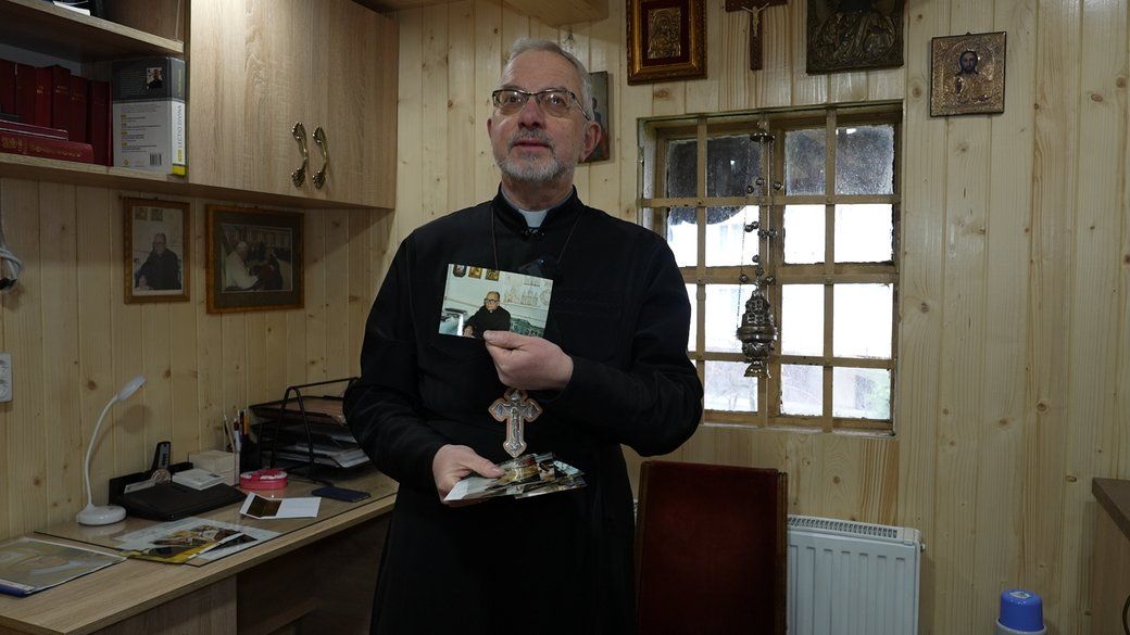 Священник Борис Гобир тримає у руках світлину отця Івана, Івано-Франківськ. 