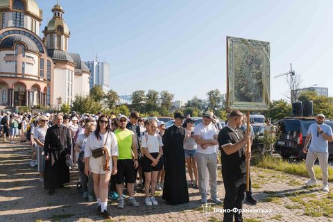 У пішу прощу на Крилоську гору вирушили паломники з різних куточків Прикарпаття