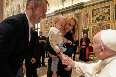 Папа Франциск: моральне богослов’я повинне допомагати сім’ям віднаходити сенс любові