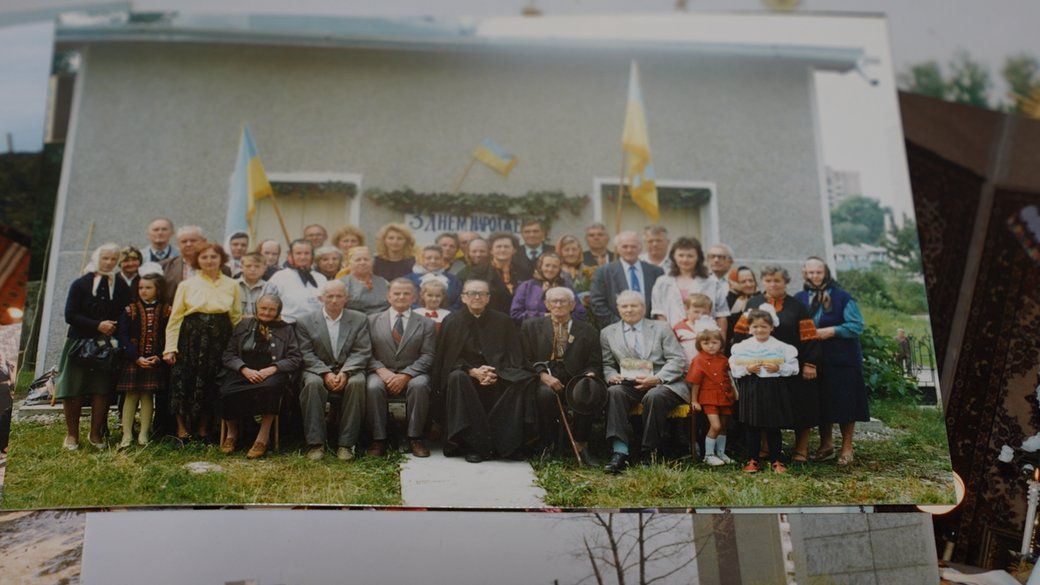 Парафіяни храму Святого Дмитрія та отець Іван відзначають річницю Дня Незалежності України, Івано-Франківськ. Світлина з архіву отця Бориса Гобира.