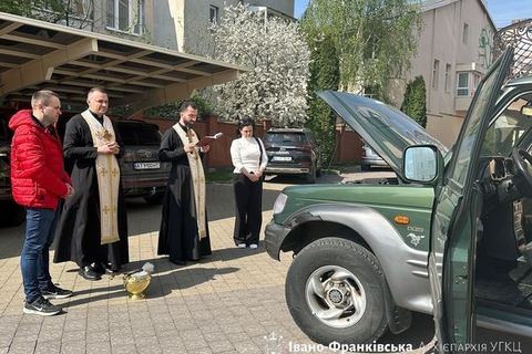Владика Микола Семенишин освятив автомобіль для «АЗОВу»