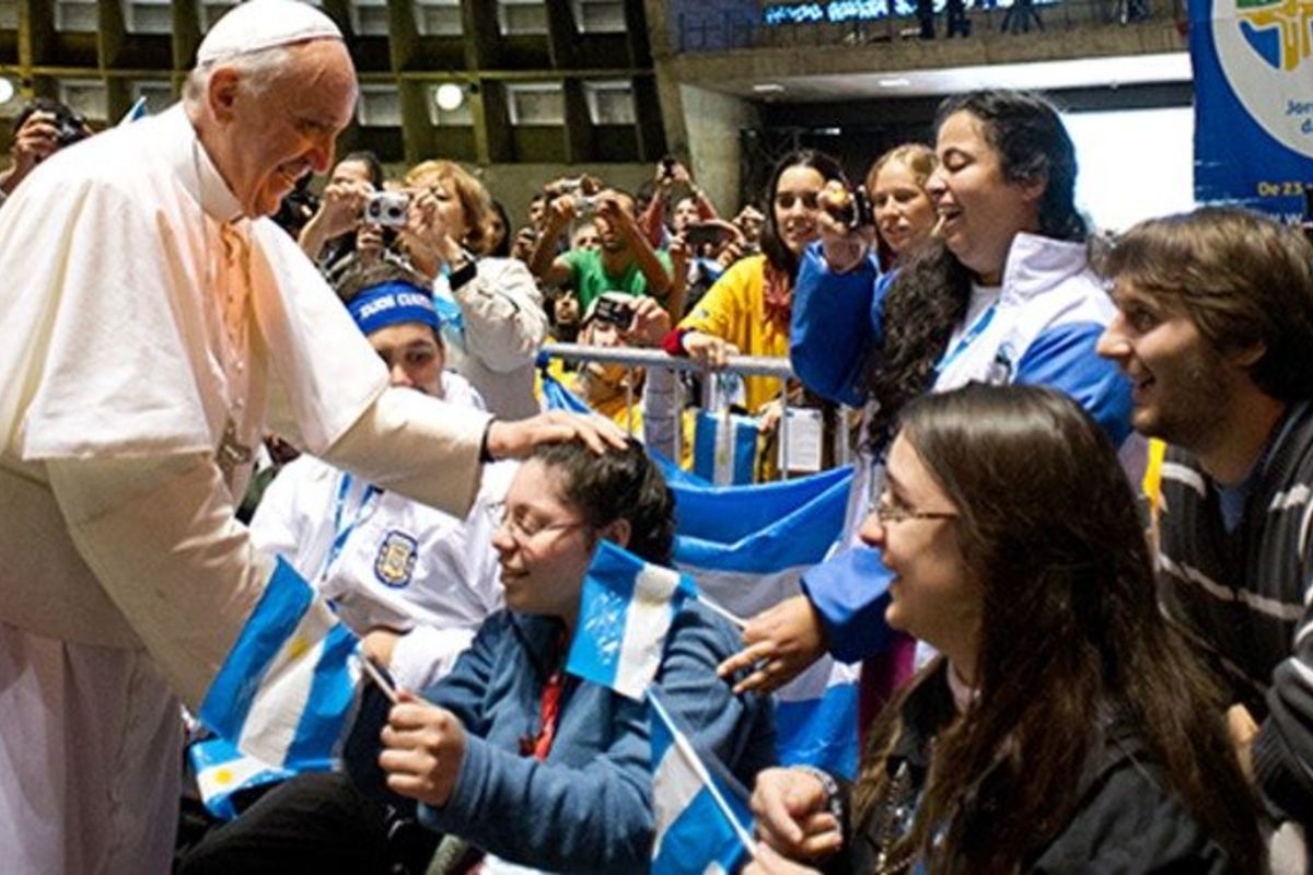 Папа Франциск до молоді: Бог не припиняє кликати вас