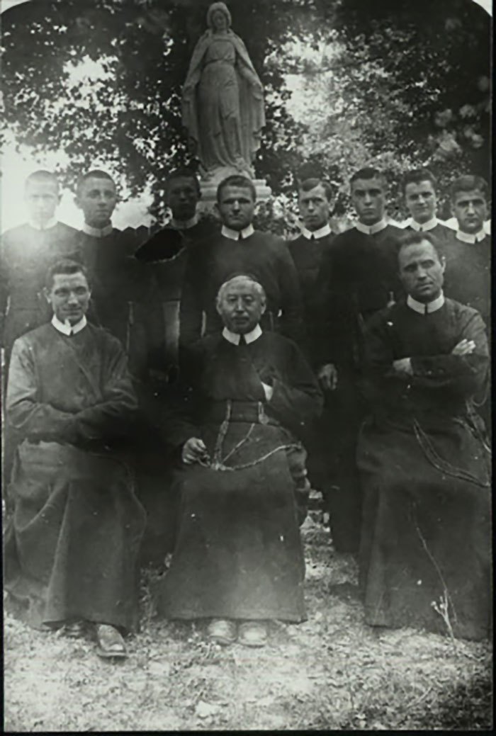 Отець Миколай Чарнецький (сидить праворуч) з отцем-протоігуменом Йосифом Схрейверсом (сидить посередині) та співбратами по чину, 1920-ті рр.