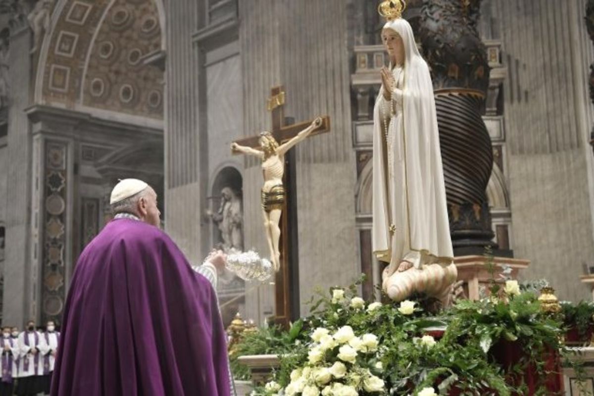 Папа Франциск посвятив Україну, Росію та все людство Непорочному Серцю Марії