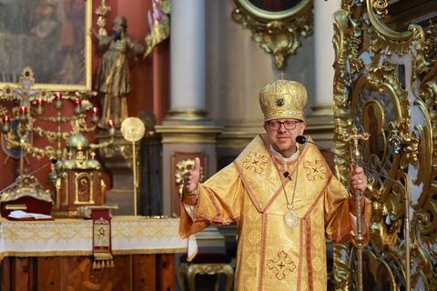 «Бог не забирає від нас бурі, але йде в них з нами», — єпископ Володимир Груца