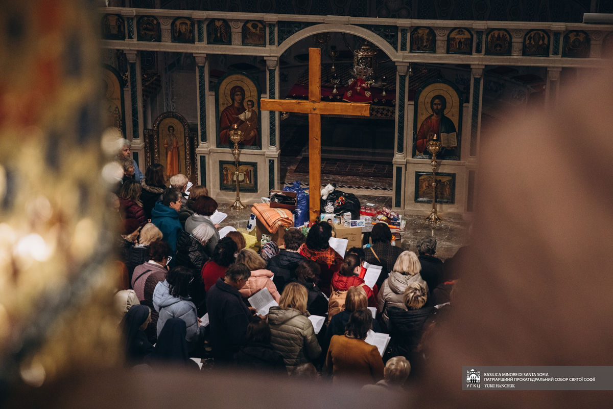 «Час підкладати плечі під хрести, які несе наш народ»: у прокатедрі Святої Софії молилися традиційну Хресну дорогу за Україну