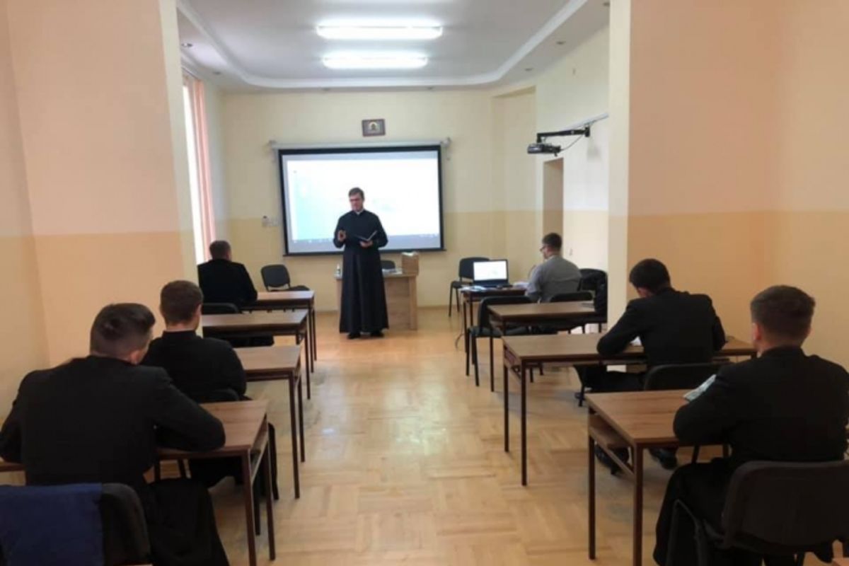 Отець Андрій Танасійчук розповів семінаристам про канонічні особливості служіння за кордоном