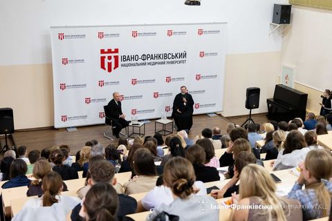 «Бути лікарем — це мистецтво»: Глава УГКЦ зустрівся зі студентами та викладачами Івано-Франківського національного медичного університету