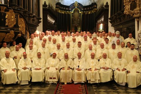 Польські єпископи закликали підтримувати українських біженців і молитися за мир в Україні