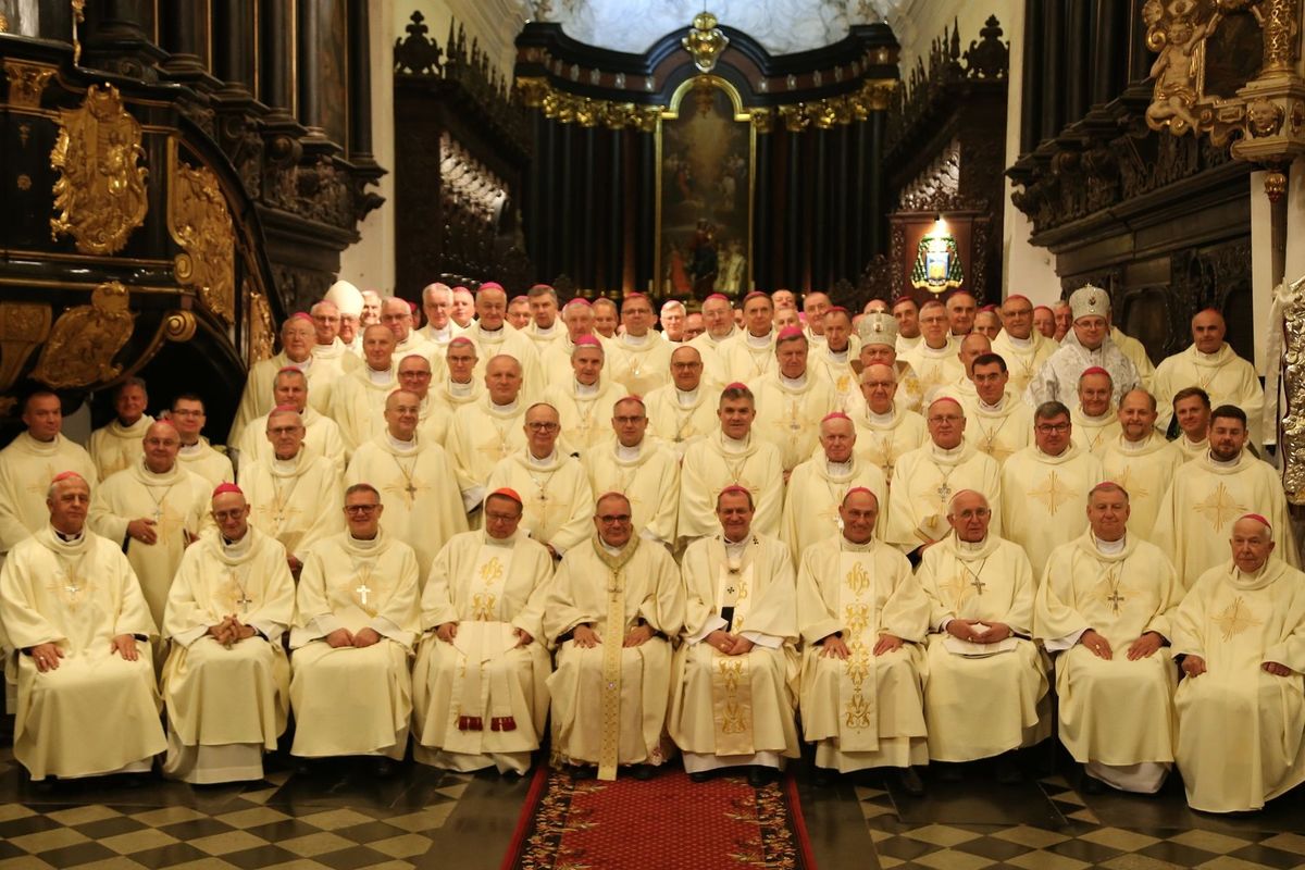 Польські єпископи закликали підтримувати українських біженців і молитися за мир в Україні