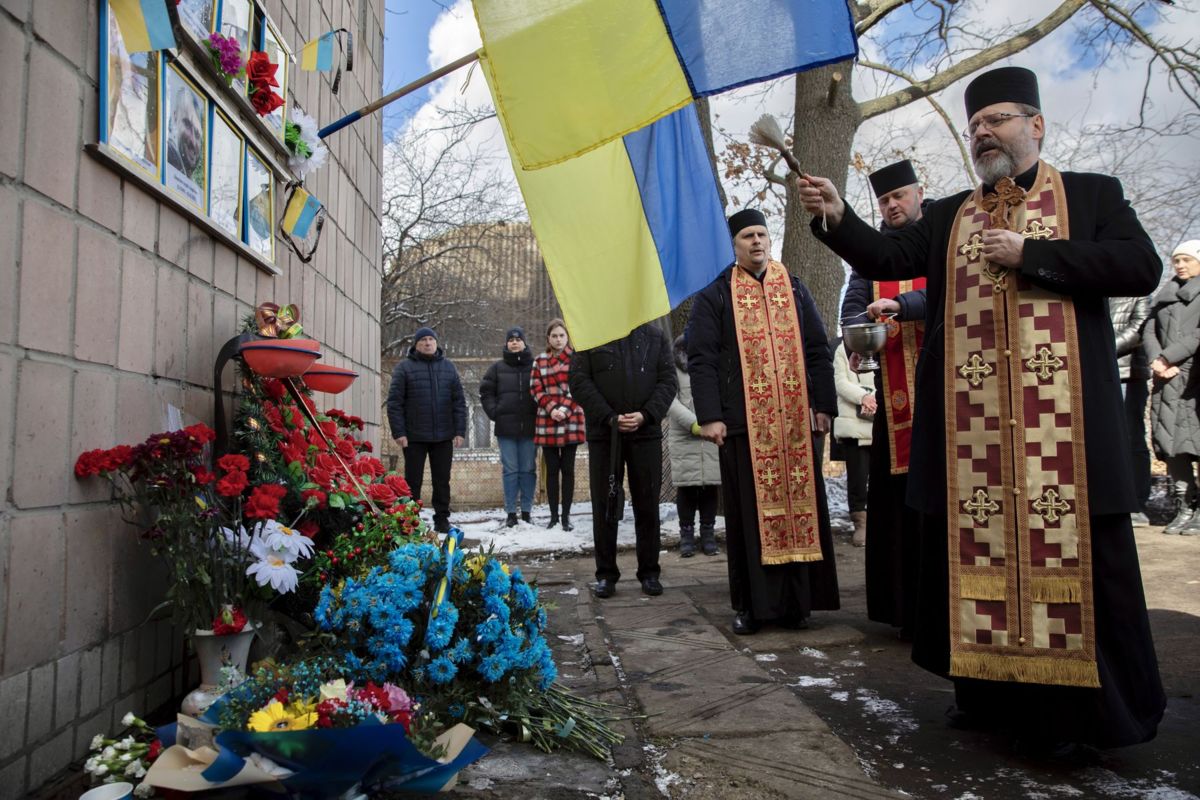 Блаженніший Святослав у Бучі з родичами загиблих на вул. Яблунській, 144 помолився за жертв російської агресії