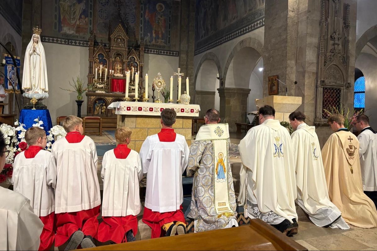 Єпископ Богдан Дзюрах очолив молитву перед статуєю Фатімської Богородиці у німецькому місті Бюрен