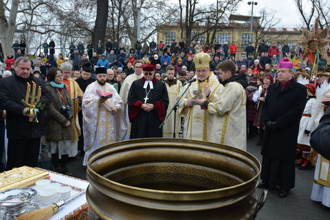 У празник Богоявлення Господнього у Вроцлаві освятили води над Одрою