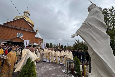 Владика Ярослав Приріз освятив оновлений храм у Добрівлянах та очолив Архиєрейську Літургію