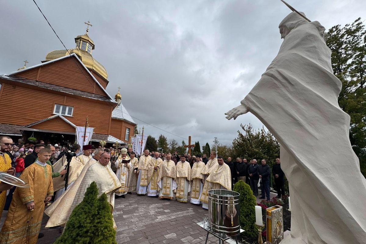 Владика Ярослав Приріз освятив оновлений храм у Добрівлянах та очолив Архиєрейську Літургію