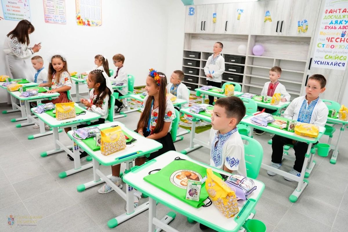 Перший святковий урок у новозбудованій школі.