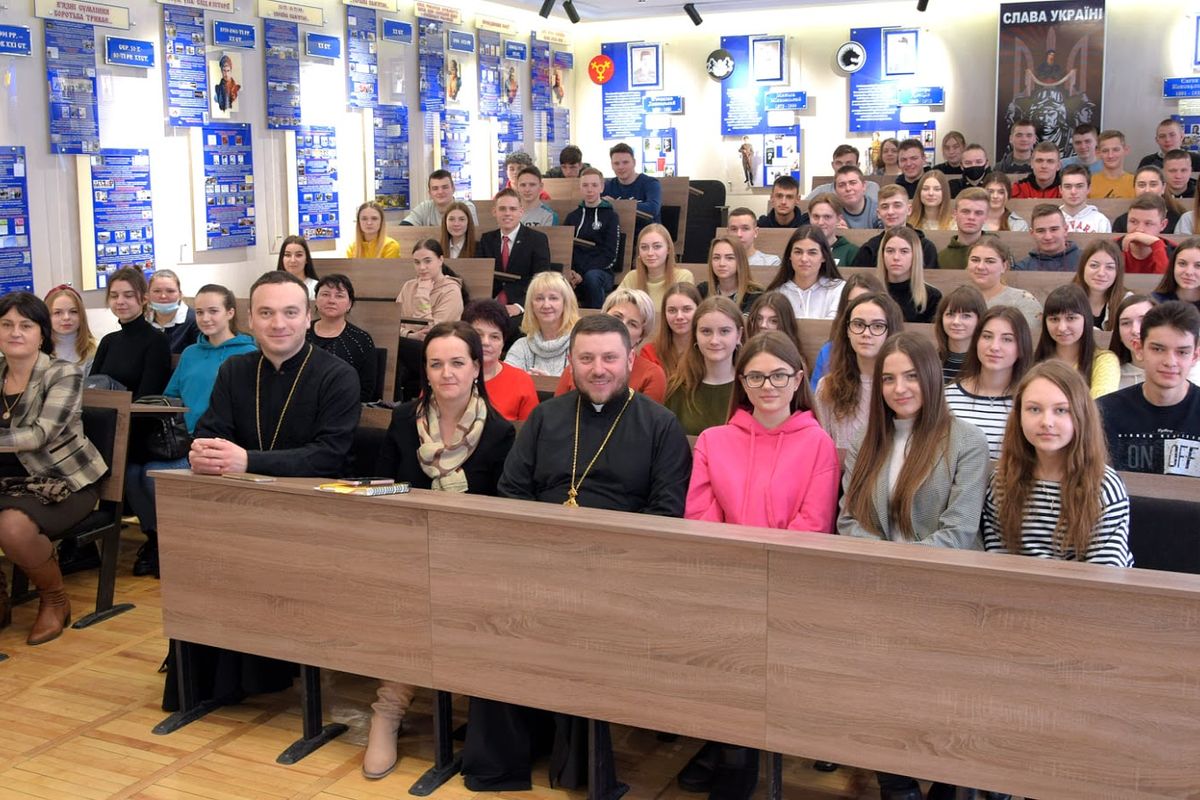 Владика Миколай Бичок відвідав студентський храм та Галицький коледж Тернополя