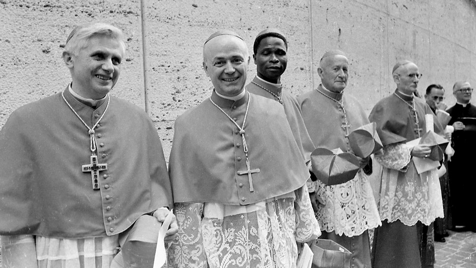Кардинали під час Консисторії, 1977 рік. На фото Йозеф Алоїз Ратцінгер, Джованні Беннелі, Бернардін Гантін, Францішек Томашек.