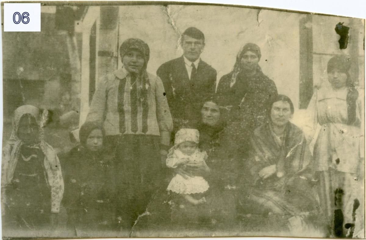 1933 р. Родина блаженного Володимира. У верхньому ряду стоять: Володимир Прийма (другий), Марія Прийма з дому Стойко, дружина блаженного Володимира (третя). У нижньому ряду сидять: Анна Прийма з дому Гуралевич, мати Володимира – на руках тримає Анну-Ірену, доньку Володимира; правіше – Антоніна Прийма, дружина о. Мирона Прийми (брата Володимира). Інші особи не ідентифіковані.