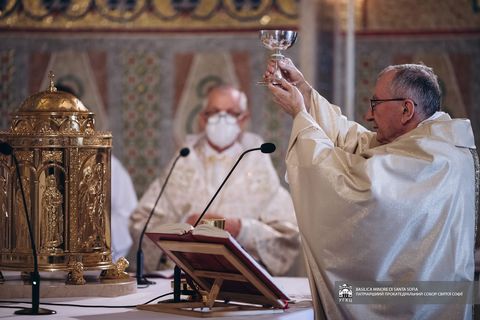 Держсекретар Ватикану у День Європи у храмі УГКЦ в Римі очолив Літургію та молитву за мир в Україні