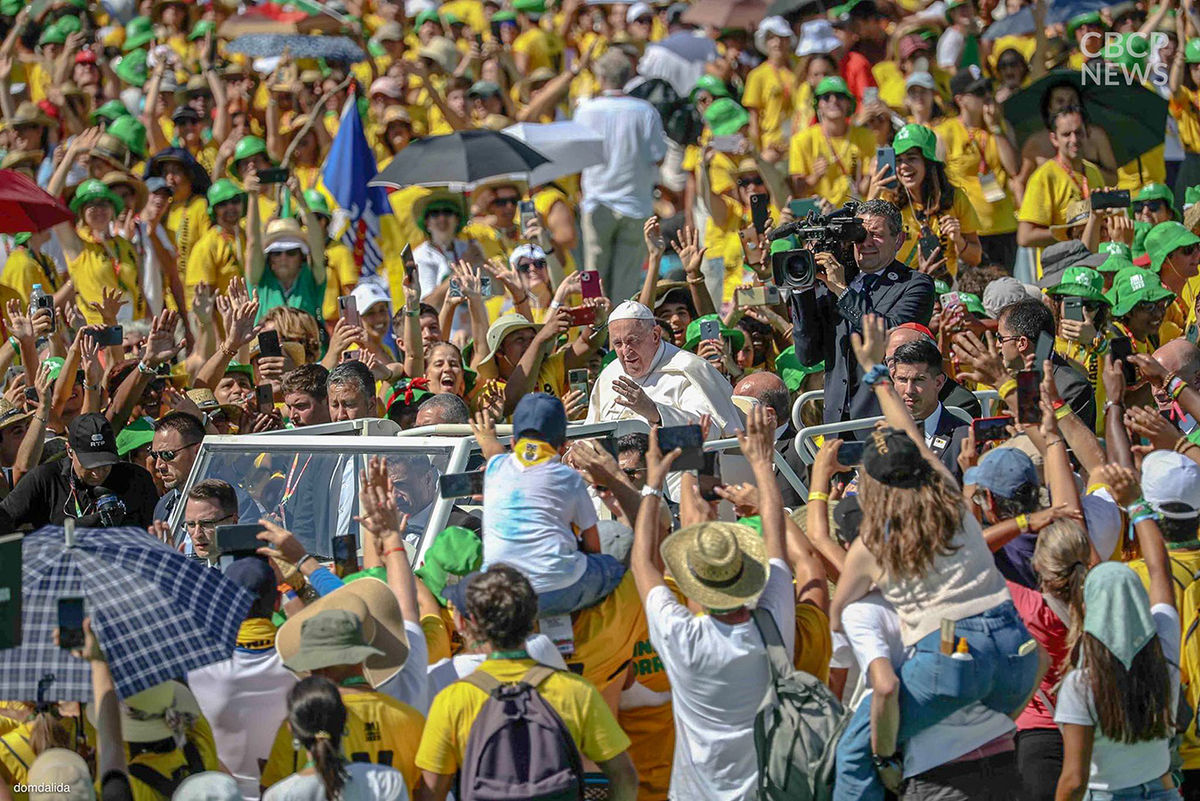 Папа Франциск прибув до відкритого фестивального центру Passeio Marítimo в Алжеші, на околиці Лісабона, на зустріч з волонтерами Світових Днів Молоді, 6 серпня 2023 року (Фото: Домінік Даліда).