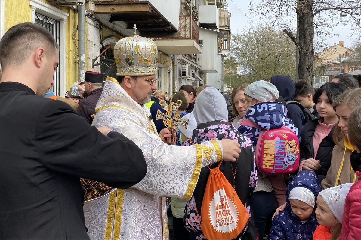 В Одесі діти-переселенці отримали пасхальні кошики від Церкви