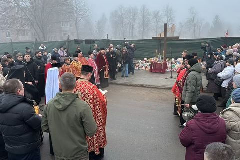 У Тернополі встановили пам’ятний хрест біля зруйнованого росіянами будинку