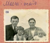 Сім’я блаженного Прийми: Володимир, Марія та діти Анна-Ірена (1932 р. нар.), Роман (1935 р. нар.)
