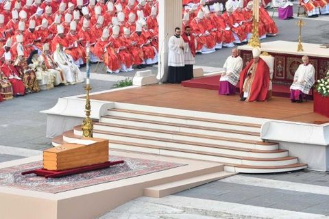 «Отче, в Твої руки віддаємо його духа»: проповідь Папи на похороні Венедикта XVI
