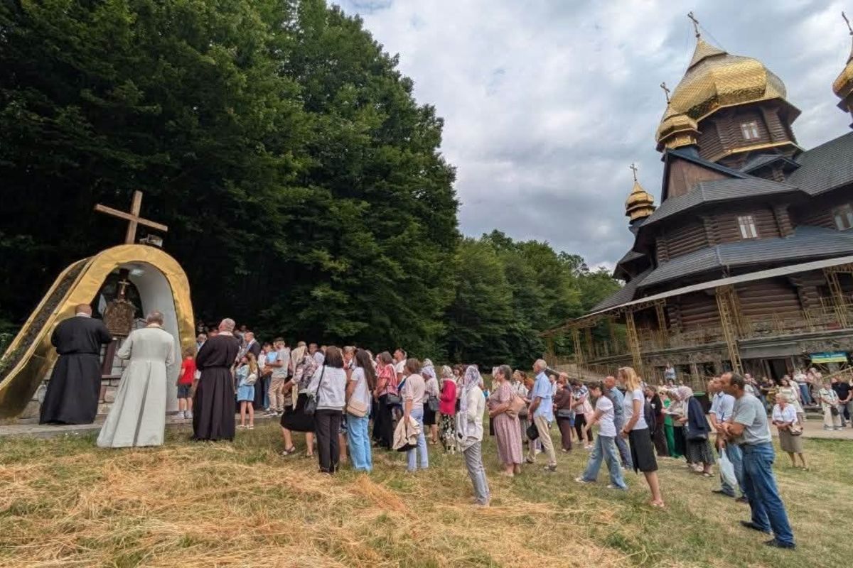 Митрополит Євген Попович доєднався до молитви Хресної дороги з прочанами у Погоні
