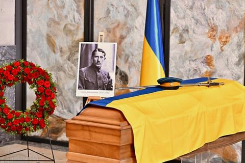 Останки Євгена Коновальця повертаються в Україну: владика Ігор Ранця очолив панахиду в Роттердамі