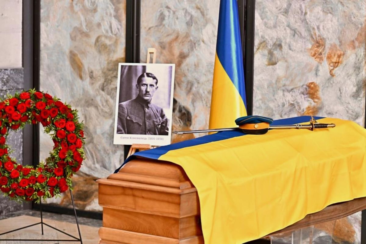 Останки Євгена Коновальця повертаються в Україну: владика Ігор Ранця очолив панахиду в Роттердамі