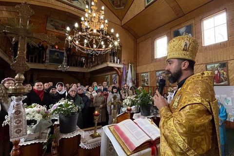 «Маленькі чуда відбуваються щодня», — єпископ Микола Семенишин у 135-літній парафії села Перекоси