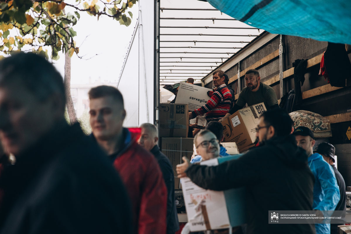 Україці з Італії відправили вже 64-ту вантажівку із допомогою для земляків